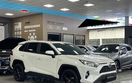 Toyota RAV4, 2021 год, 3 270 000 рублей, 3 фотография