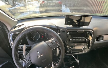 Mitsubishi Outlander III рестайлинг 3, 2016 год, 1 799 000 рублей, 8 фотография