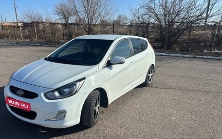 Hyundai Solaris II рестайлинг, 2011 год, 950 000 рублей, 2 фотография