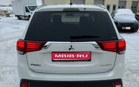 Mitsubishi Outlander III рестайлинг 3, 2016 год, 2 300 000 рублей, 6 фотография