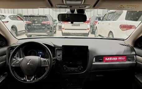 Mitsubishi Outlander III рестайлинг 3, 2018 год, 2 150 000 рублей, 17 фотография