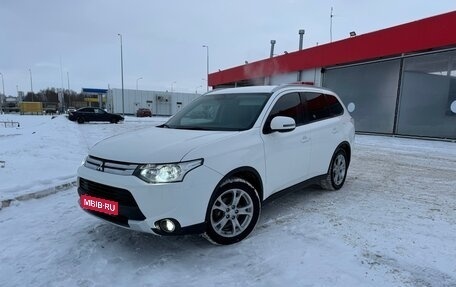 Mitsubishi Outlander III рестайлинг 3, 2014 год, 1 870 000 рублей, 1 фотография