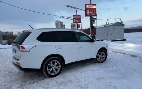 Mitsubishi Outlander III рестайлинг 3, 2014 год, 1 870 000 рублей, 7 фотография