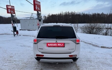 Mitsubishi Outlander III рестайлинг 3, 2014 год, 1 870 000 рублей, 5 фотография