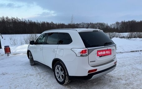 Mitsubishi Outlander III рестайлинг 3, 2014 год, 1 870 000 рублей, 4 фотография