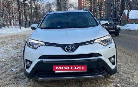 Toyota RAV4, 2018 год, 3 200 000 рублей, 4 фотография