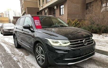 Volkswagen Tiguan II, 2021 год, 3 650 000 рублей, 2 фотография