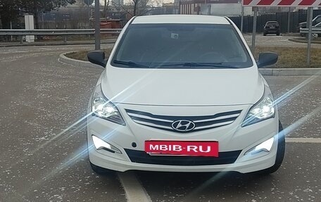 Hyundai Solaris II рестайлинг, 2015 год, 900 000 рублей, 1 фотография