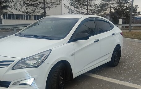 Hyundai Solaris II рестайлинг, 2015 год, 900 000 рублей, 2 фотография