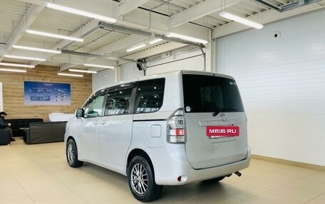 Toyota Voxy II, 2010 год, 1 569 000 рублей, 4 фотография