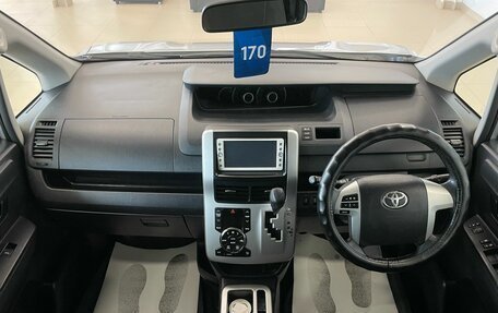 Toyota Voxy II, 2010 год, 1 569 000 рублей, 16 фотография