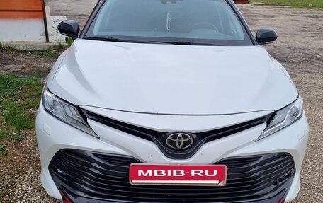 Toyota Camry, 2020 год, 3 000 000 рублей, 2 фотография