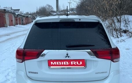 Mitsubishi Outlander III рестайлинг 3, 2016 год, 2 400 000 рублей, 3 фотография