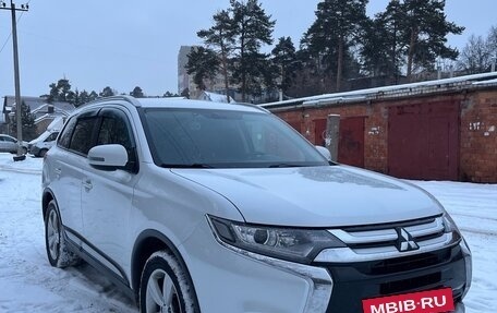 Mitsubishi Outlander III рестайлинг 3, 2016 год, 2 400 000 рублей, 6 фотография