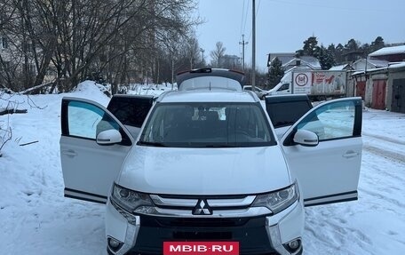 Mitsubishi Outlander III рестайлинг 3, 2016 год, 2 400 000 рублей, 7 фотография