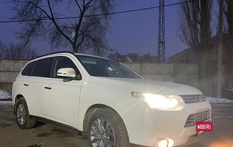 Mitsubishi Outlander III рестайлинг 3, 2012 год, 1 490 000 рублей, 8 фотография