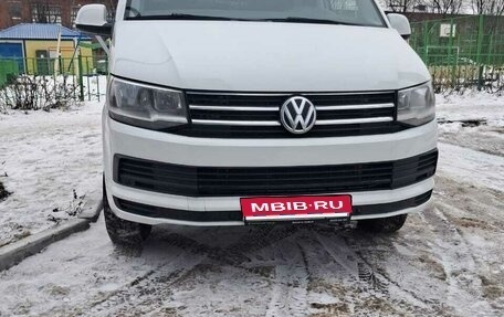 Volkswagen Caravelle T6 рестайлинг, 2016 год, 2 700 000 рублей, 1 фотография