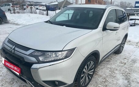 Mitsubishi Outlander III рестайлинг 3, 2019 год, 2 399 000 рублей, 2 фотография