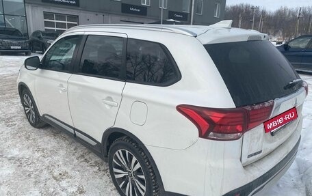 Mitsubishi Outlander III рестайлинг 3, 2019 год, 2 399 000 рублей, 3 фотография