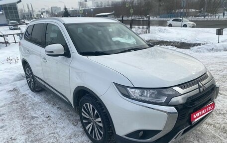 Mitsubishi Outlander III рестайлинг 3, 2019 год, 2 399 000 рублей, 4 фотография