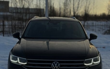 Volkswagen Tiguan II, 2021 год, 3 590 000 рублей, 2 фотография