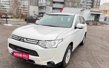 Mitsubishi Outlander III рестайлинг 3, 2013 год, 1 350 000 рублей, 4 фотография