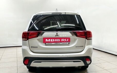 Mitsubishi Outlander III рестайлинг 3, 2020 год, 2 298 000 рублей, 4 фотография