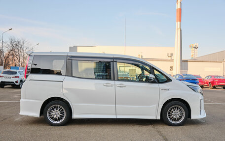 Toyota Noah III, 2019 год, 2 315 000 рублей, 7 фотография