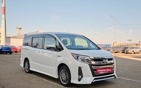 Toyota Noah III, 2019 год, 2 315 000 рублей, 3 фотография