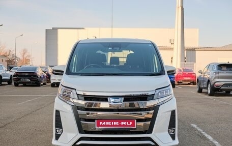 Toyota Noah III, 2019 год, 2 315 000 рублей, 2 фотография