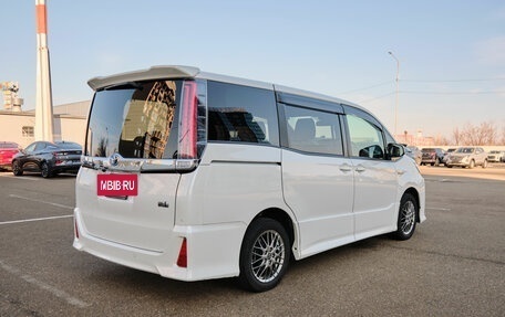 Toyota Noah III, 2019 год, 2 315 000 рублей, 4 фотография