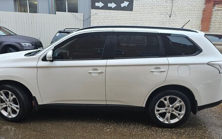 Mitsubishi Outlander III рестайлинг 3, 2013 год, 1 570 000 рублей, 4 фотография