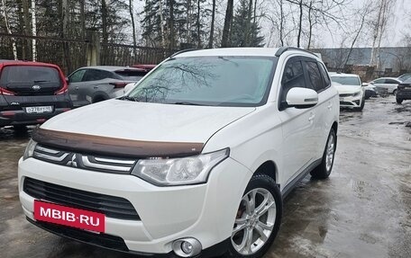 Mitsubishi Outlander III рестайлинг 3, 2013 год, 1 570 000 рублей, 2 фотография