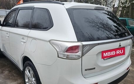 Mitsubishi Outlander III рестайлинг 3, 2013 год, 1 570 000 рублей, 10 фотография