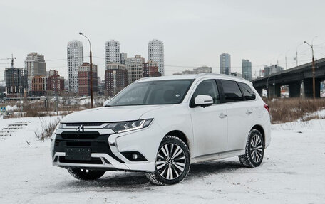 Mitsubishi Outlander III рестайлинг 3, 2021 год, 2 800 000 рублей, 2 фотография