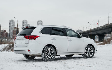 Mitsubishi Outlander III рестайлинг 3, 2021 год, 2 800 000 рублей, 3 фотография