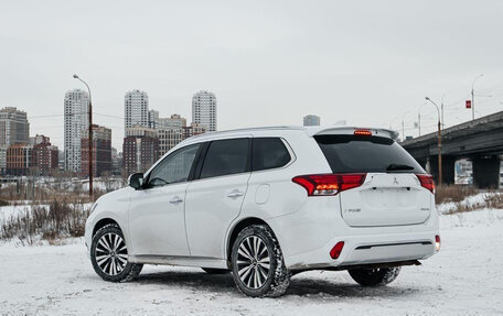 Mitsubishi Outlander III рестайлинг 3, 2021 год, 2 800 000 рублей, 4 фотография