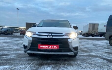 Mitsubishi Outlander III рестайлинг 3, 2018 год, 1 675 000 рублей, 2 фотография