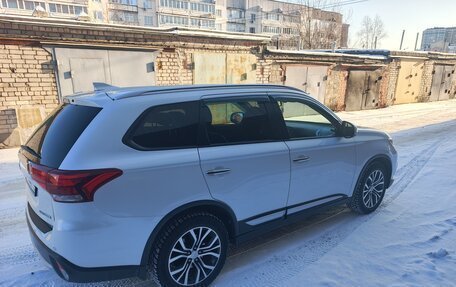 Mitsubishi Outlander III рестайлинг 3, 2017 год, 2 100 000 рублей, 2 фотография