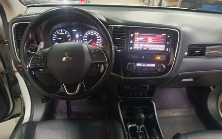 Mitsubishi Outlander III рестайлинг 3, 2017 год, 2 100 000 рублей, 11 фотография