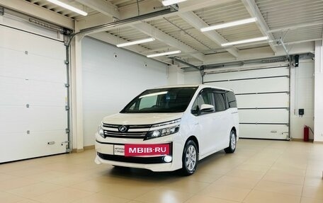 Toyota Voxy III, 2014 год, 2 629 000 рублей, 2 фотография