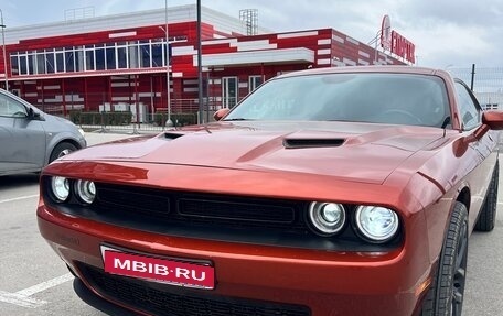 Dodge Challenger III рестайлинг 2, 2021 год, 4 900 000 рублей, 1 фотография