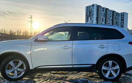 Mitsubishi Outlander III рестайлинг 3, 2016 год, 1 880 000 рублей, 2 фотография