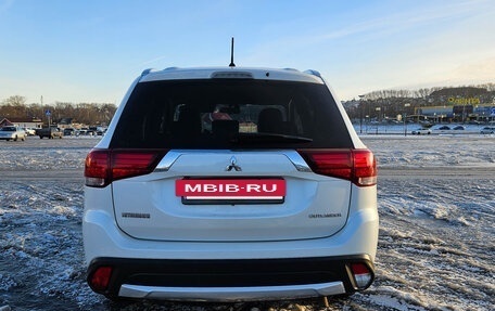 Mitsubishi Outlander III рестайлинг 3, 2016 год, 1 880 000 рублей, 4 фотография