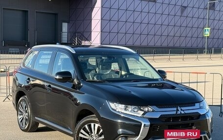 Mitsubishi Outlander III рестайлинг 3, 2022 год, 3 357 000 рублей, 2 фотография