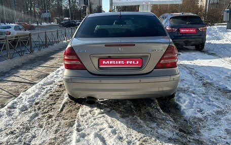 Mercedes-Benz C-Класс, 2004 год, 1 100 000 рублей, 1 фотография