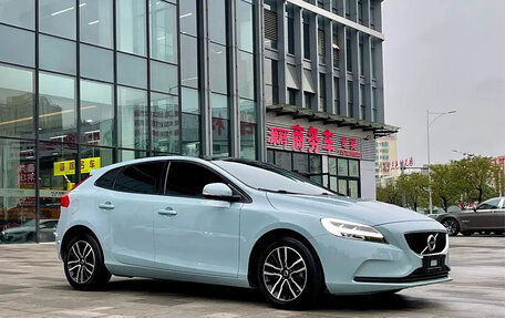 Volvo V40 II рестайлинг, 2018 год, 1 820 000 рублей, 3 фотография