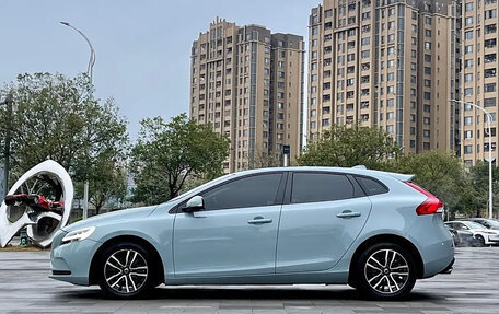 Volvo V40 II рестайлинг, 2018 год, 1 820 000 рублей, 4 фотография