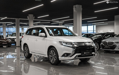 Mitsubishi Outlander III рестайлинг 3, 2022 год, 3 150 000 рублей, 2 фотография