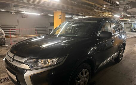 Mitsubishi Outlander III рестайлинг 3, 2018 год, 2 000 000 рублей, 10 фотография